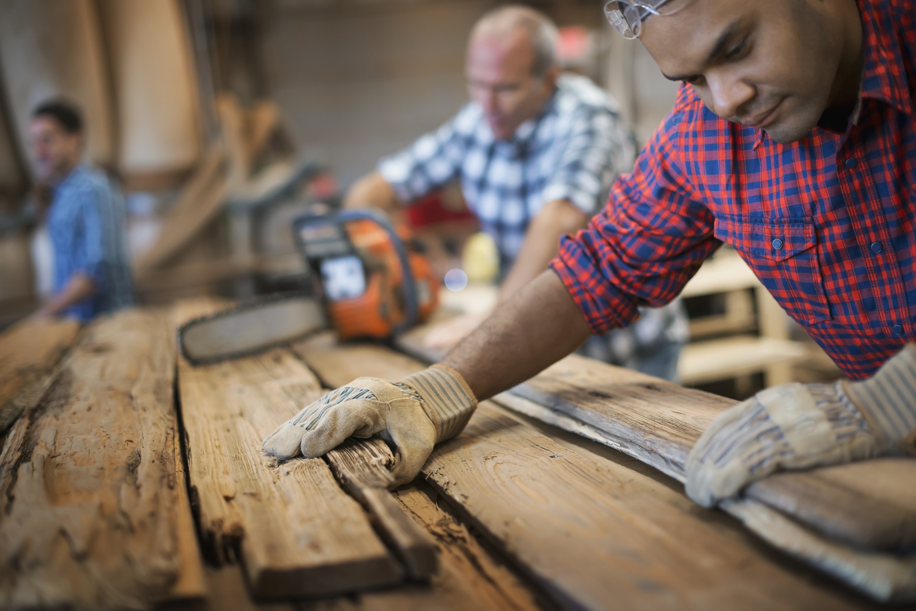 Wie kann man Löcher im Holz füllen und beschädigtes Holz dauerhaft reparieren?