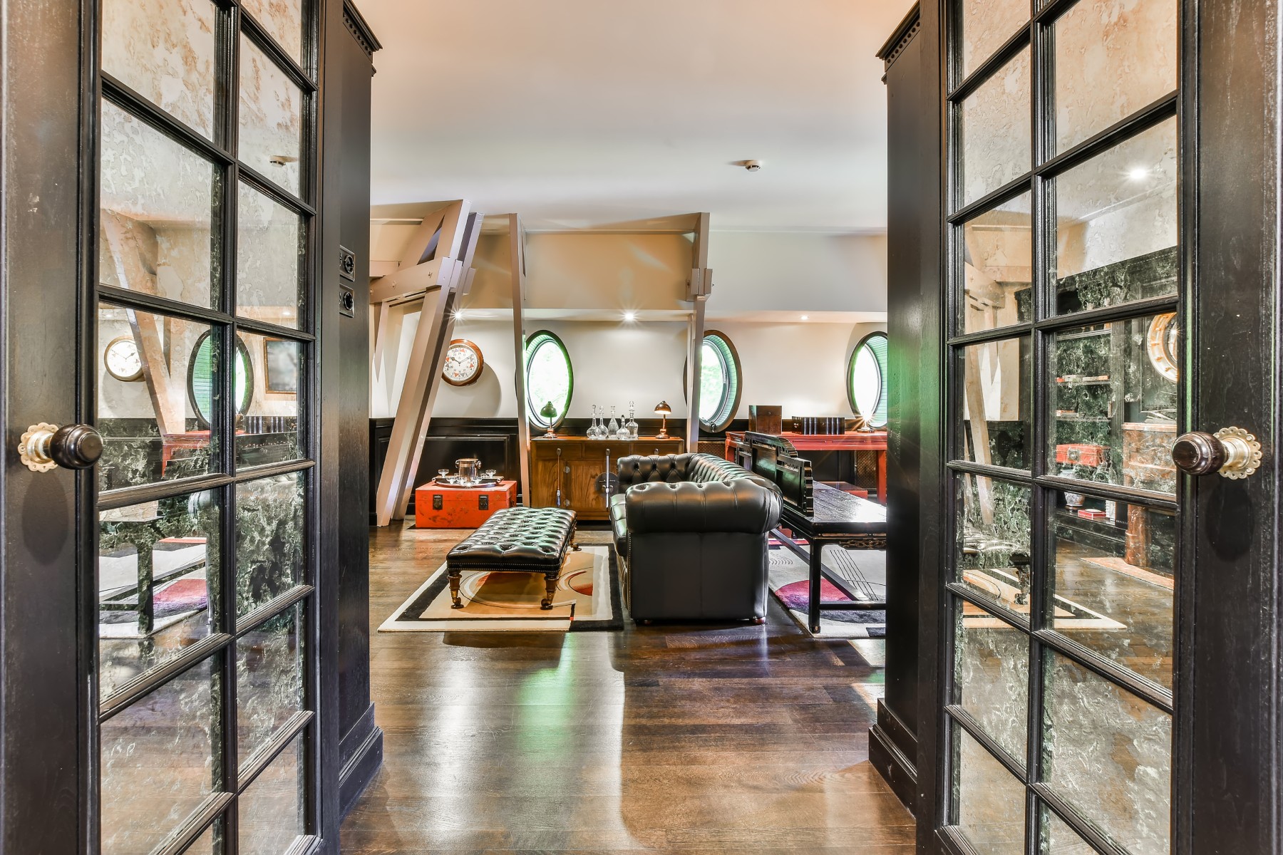 Welche steampunk möbel und dekorationen verleihen ihrem zuhause einen viktorianisch-futuristischen look- Ein leitfaden zur steampunk einrichtung?