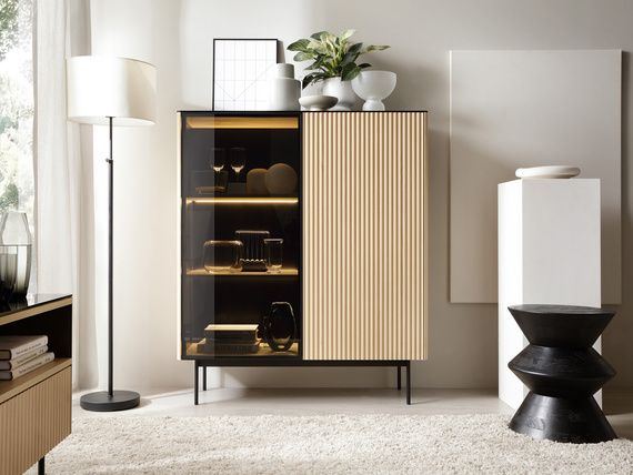 Moderne LED Vitrine Eiche geriffelt Glas OMBIS