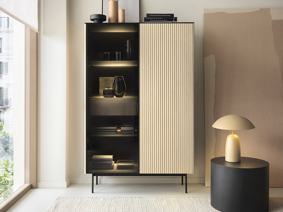 Vitrine Eiche Vincenza mit Schublade gehärtetes Glas Metallfüße OMBIS