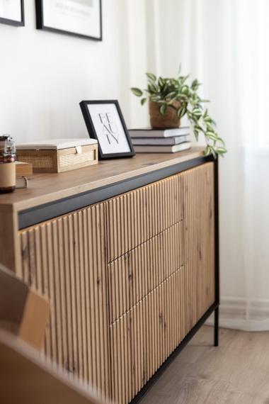 Kommode mit 4 Türen unf LED-Beleuchtung FLORE 193x40x83 cm) , 