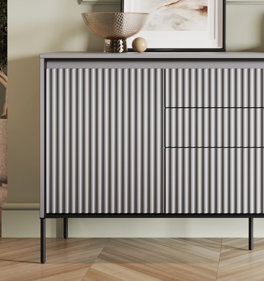 Kommode mit drei Schubladen und gerifflete Front FLORE Grau