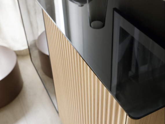 Moderne LED Vitrine Eiche geriffelt Glas OMBIS