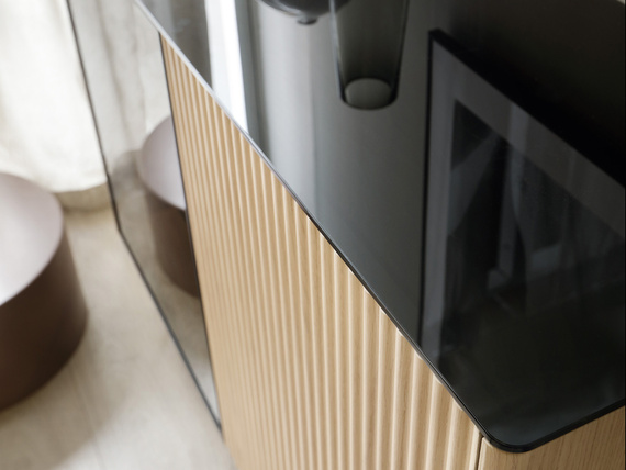 Moderne LED Vitrine Eiche geriffelt Glas OMBIS